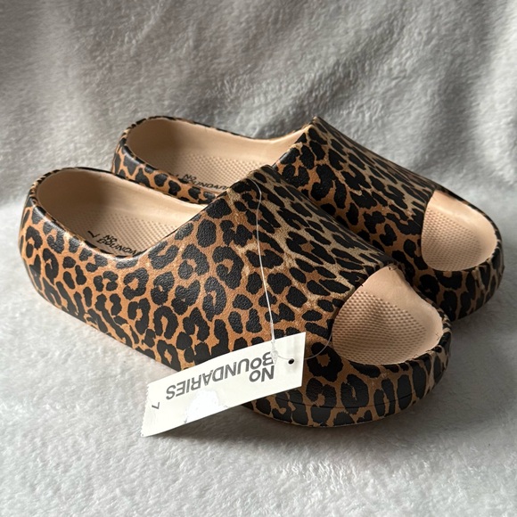 No Boundaries Shoes - No Boundaries Cheetah Print Open-Toe Mules‎ Women’s Size 7 New Slides Platform